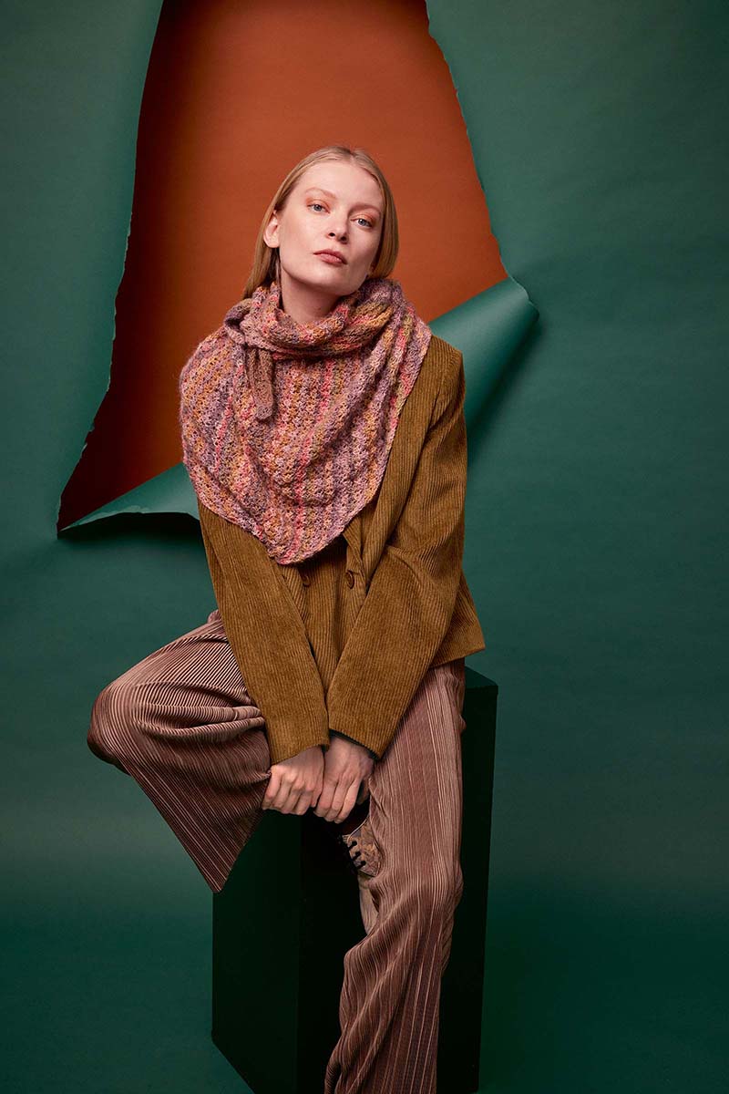 chale-aurora-laine-lang-yarns-tricot-tricoter-crocheter-automne-hiver-fil-pelote-aiguilles-modele-femme-catalogue 286-artlaine-com.jpg
