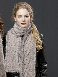 modele-chale-femme-merino-70-laine-vierge-lang-yarns-merino-extrafine-sans-mulesing-tricoter-automne-hiver-catalogue-200.jpg