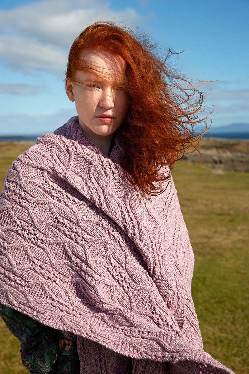 pullover-femme-modele-patron-ouvrage-catalogue-punto 85-infinity-lang-yarns-automne-hiver-20252026-artlaine-com-fil-pelote-aiguilles-.jpg