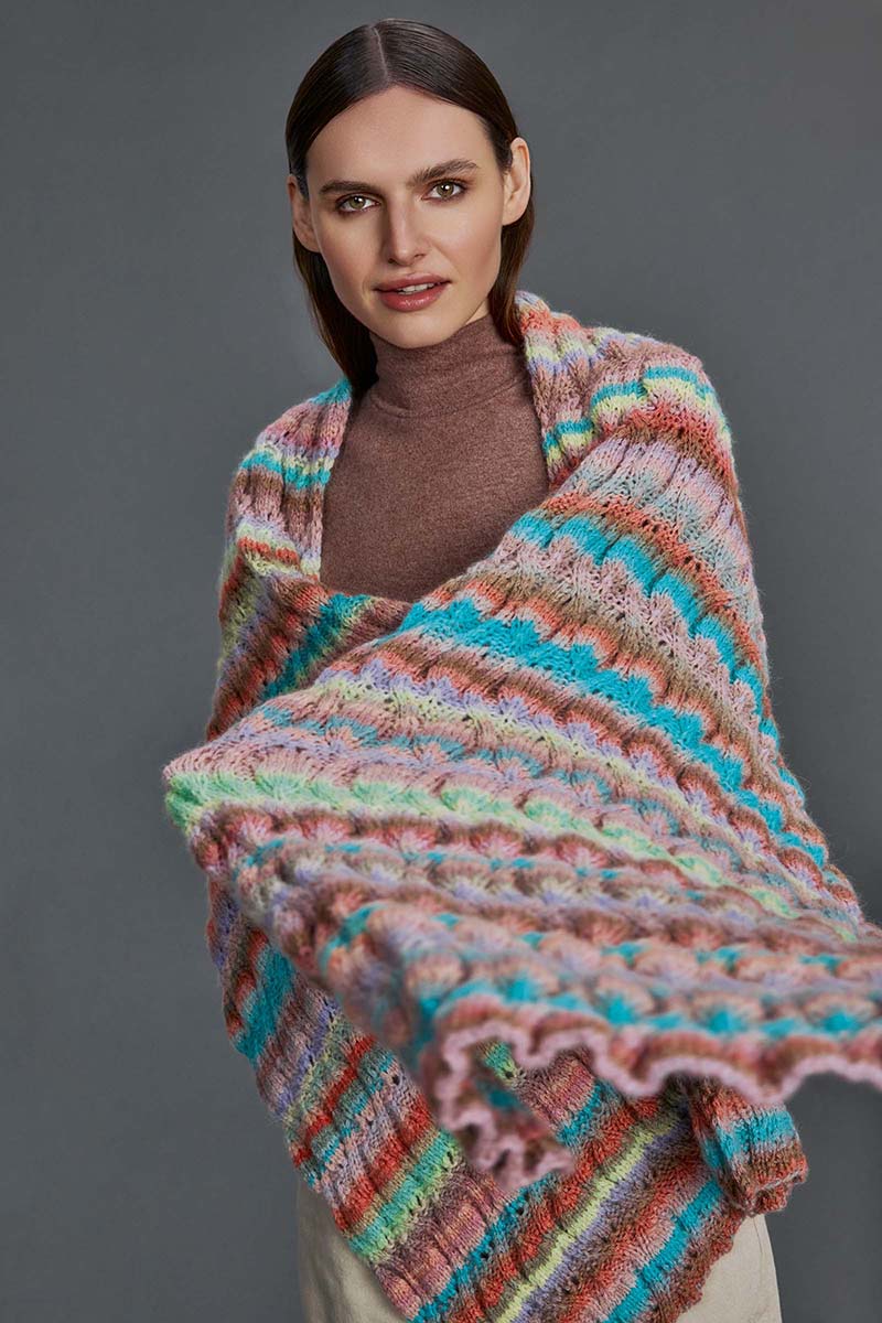 pullover-femme-modele-patron-ouvrage-catalogue-punto 85-infinity-lang-yarns-automne-hiver-20252026-artlaine-com-fil-pelote-aiguilles-.jpg